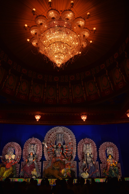 #durga #kolkata #kolktaculture #maadurga #kolkataphotography #india #hindufestival #indiaculture #bengalculture #indiafestival #indiatravel #kolkatatravel #goddess