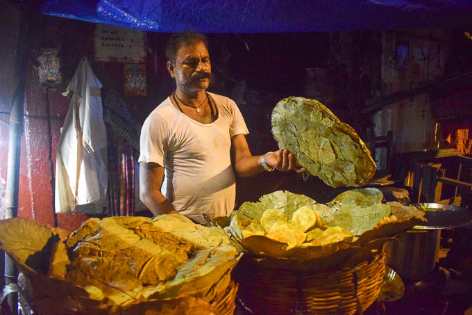 Kachuri and Alur Dum sold in Kolkata