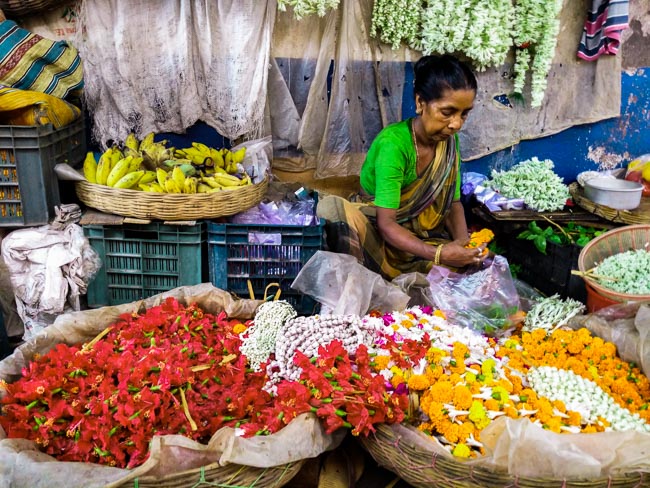 famous fish market in kolkata: woman selling flowers in Kolkata Bakultala market, behala