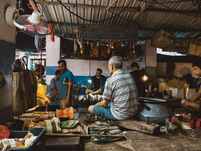 famous fish market in kolkata: bakultala bajar