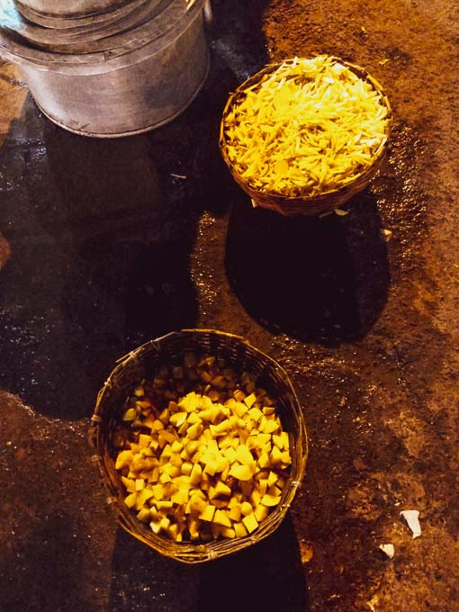 How are street food prepared in Kolkata