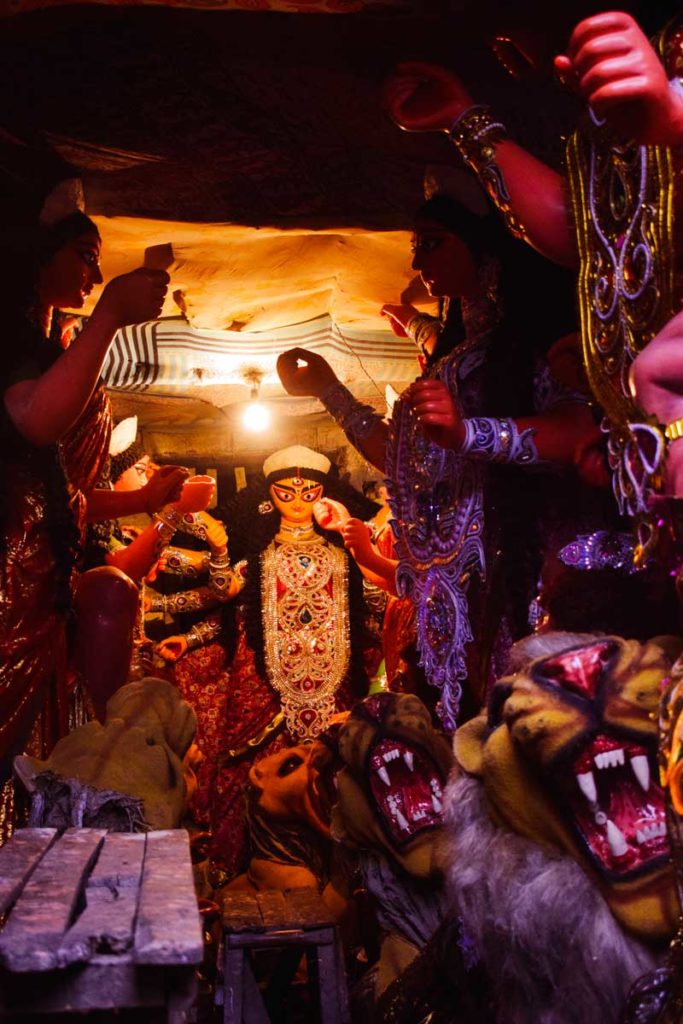 Kumartuli a traditional neighbourhood in kolkata where Durga Idols are made #kolkataphotography #kolkatatravel #kolkataculture #culture #bengaliculture #durgapuja #kumartuli #kolkata #art #heritage #hindu #india