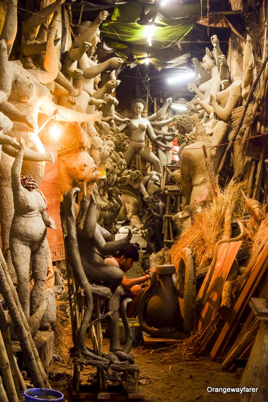 Kumartuli a traditional neighbourhood in kolkata where Durga Idols are made #kolkataphotography #kolkatatravel #kolkataculture #culture #bengaliculture #durgapuja #kumartuli #kolkata #art #heritage #hindu #india