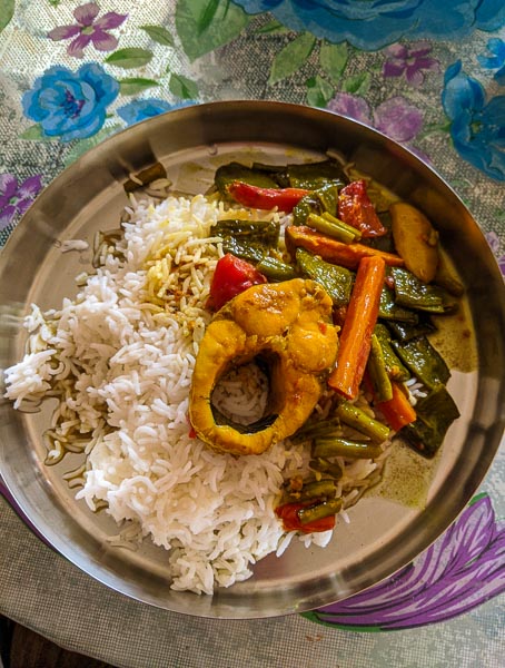 Fish curry with vegetables: what bengalis eat in winter