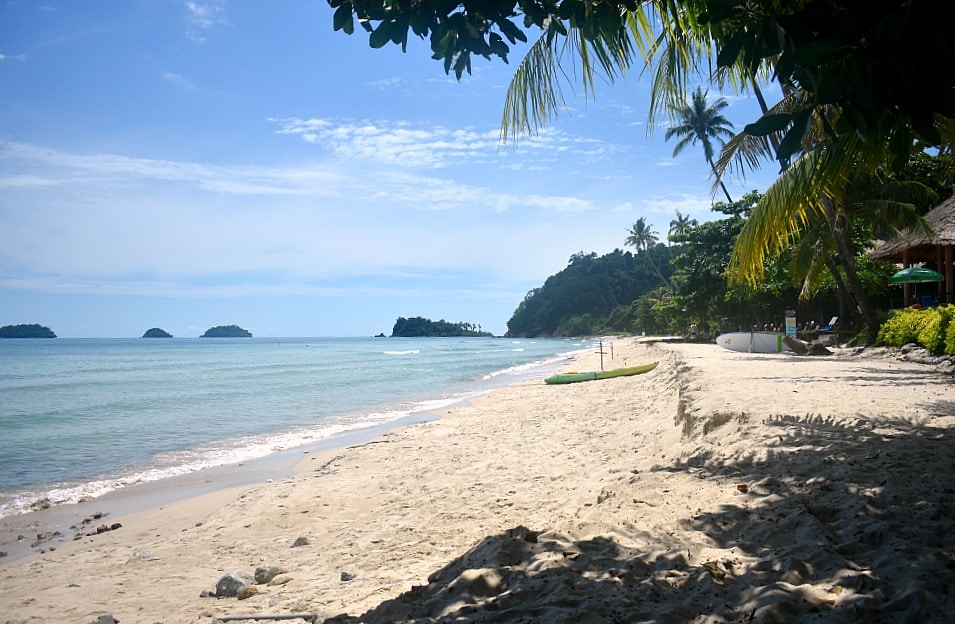 Lonely beach at the Koh Chang: the stunning beach of Thailand where noone goes