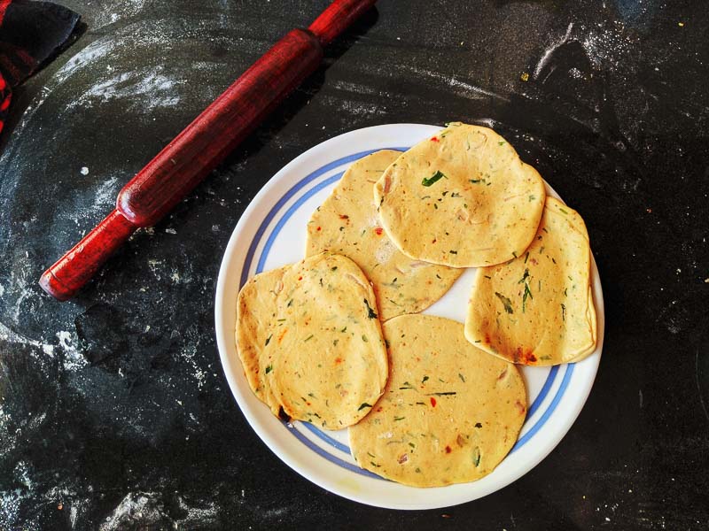 How to roll an alu paratha