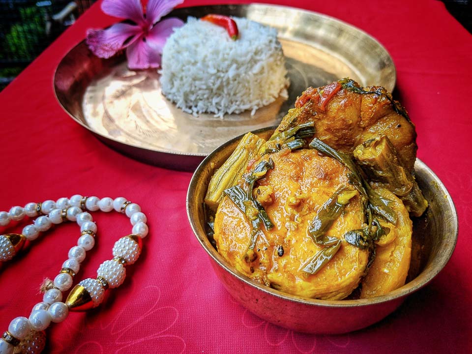 Bengali Ar macher Jhol sobji diye