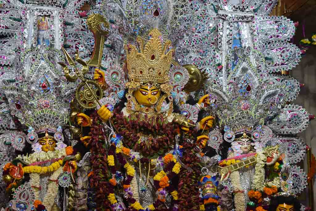 Khilat Ghosher Dalanbari at Pathuriaghata: Binedi barir Durgapuja, Kolkata