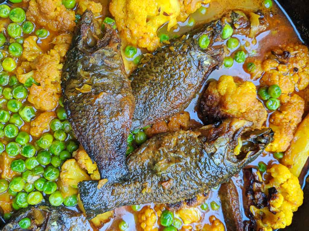 Winter delights: Phulkopi Diye Koi Mach: Cauliflower with Climbing perch (Bengali Fish Recipe)